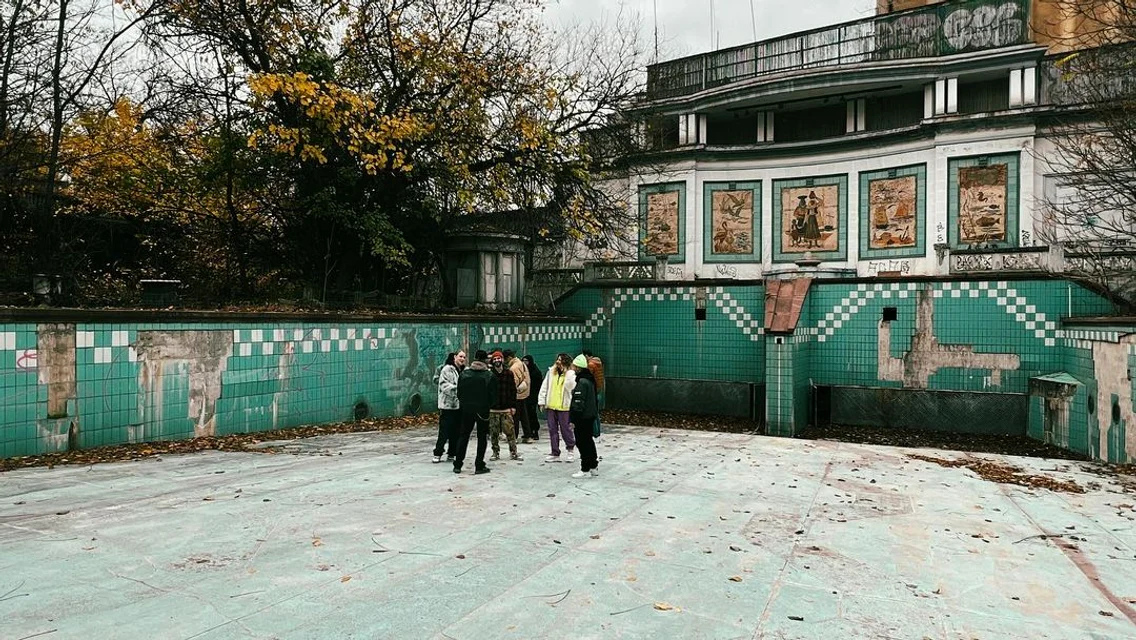 Tudor Chirilă și Puya au redescoperit piscina de la Lido, aflată în ruină. foto: Instagram