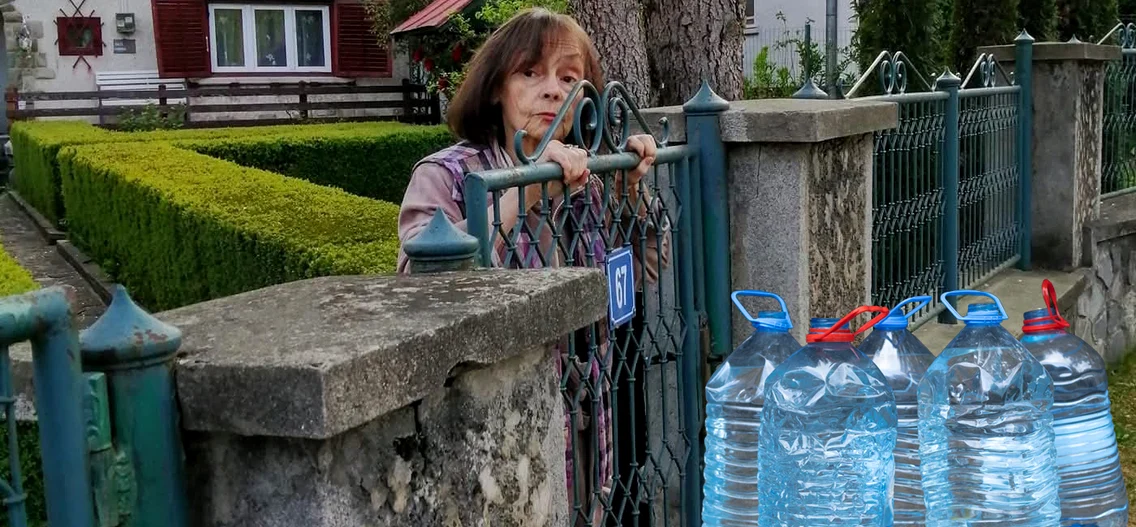 Marina Voica, ajutată de vecini cu bidoane cu apă