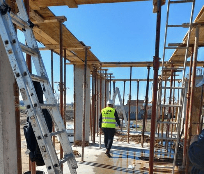 Amendă uriașă pentru un arădean care avea în curte 13 muncitori ce lucrau „la negru” la o construcție