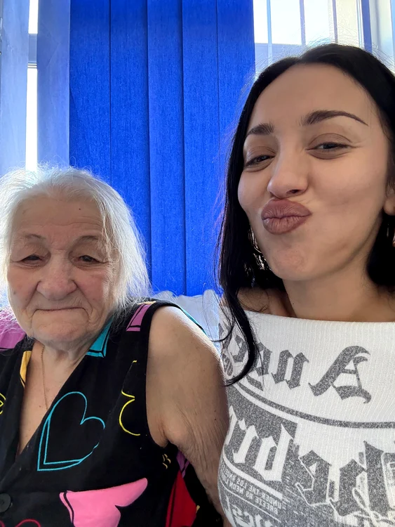 Mamaie Gherghina a crescut-o pe artistă