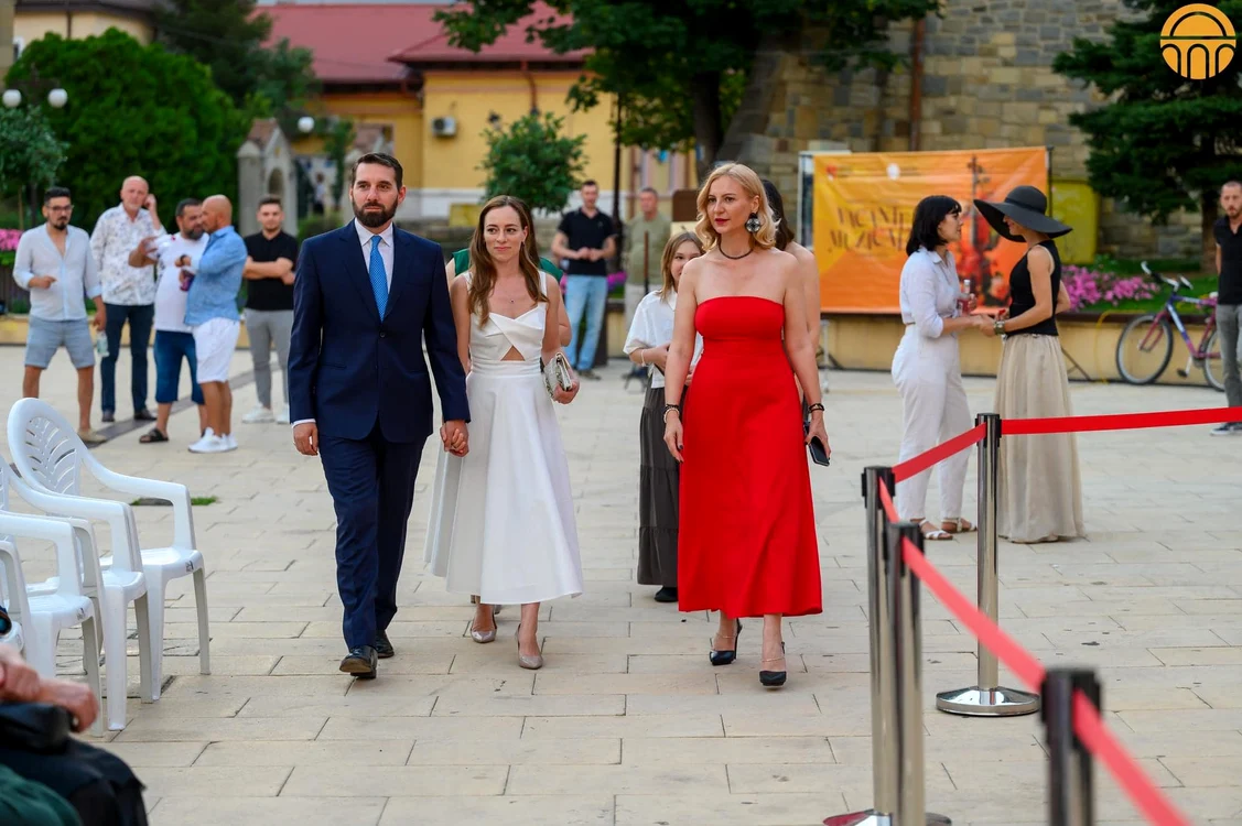 Alina și Nicolae ai României Facebook jpg