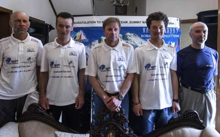 De la stânga la dreapta: Bruno Adamcsek, Teo Vlad, Zsolt Torok, Aurel Salasan şi Marius Gane, la conferinţa de presă susţinută la Ambasada României din Islamabad, pe 25 iulie FOTO Reuters