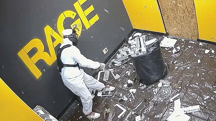 Plăteşti 20 de dolari şi poţi să distrugi orice în ”Camera furiei” de la Toronto