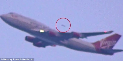 OZN deasupra unui avion