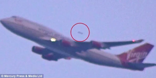 OZN deasupra unui avion