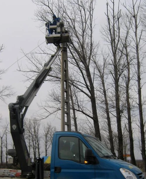 Muncitorii abia instalează câte un beculeţ în oraş