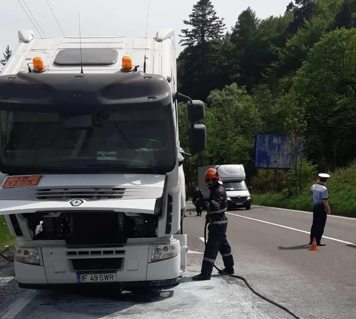 La faţa locului au fost mobilizate 3 echipaje de stingere şi unul de prim ajutor.foto: News.ro