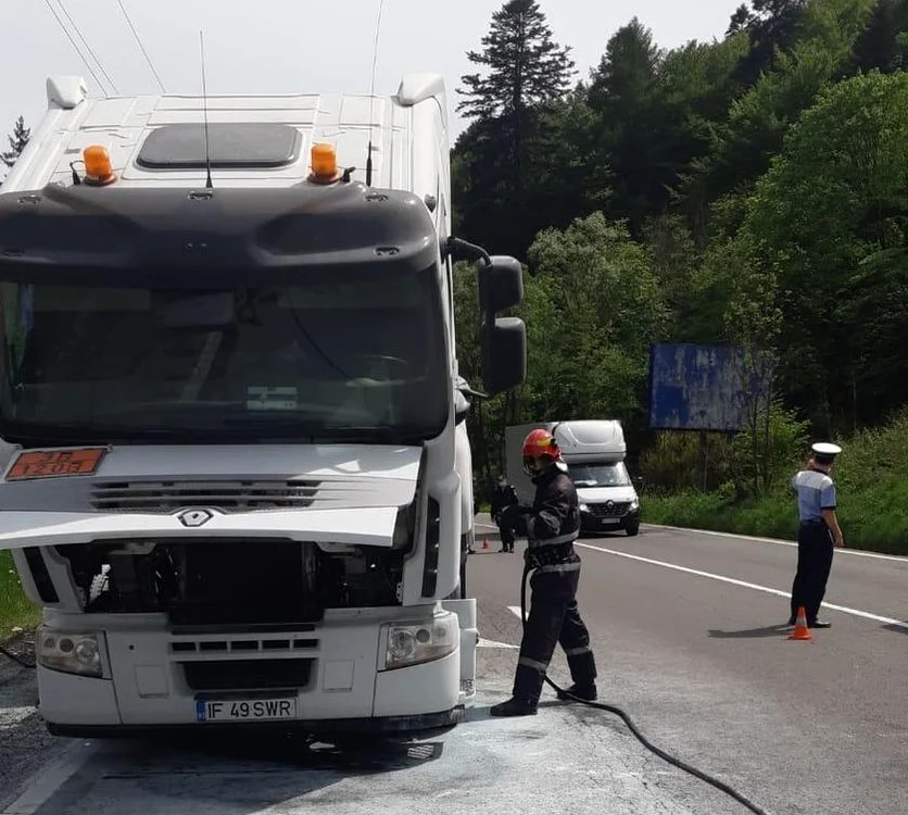 
    La faţa locului au fost mobilizate 3 echipaje de stingere şi unul de prim ajutor.foto: News.ro  