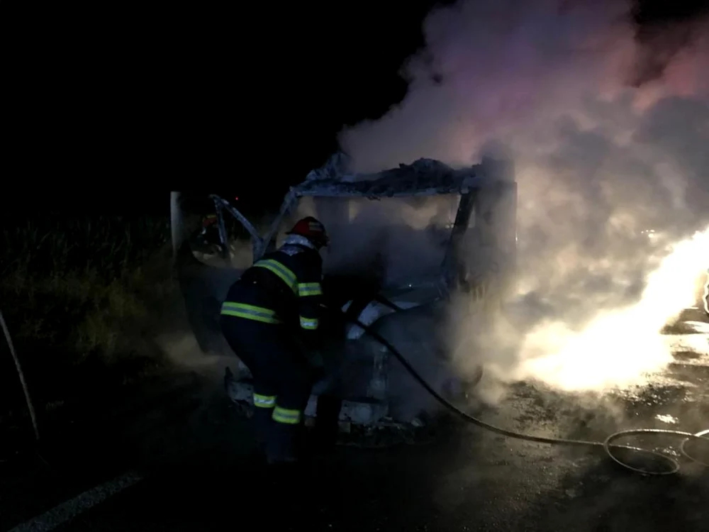 Flăcările violente care au cuprins cu repeziciune partea din faţă a autoutilitarei