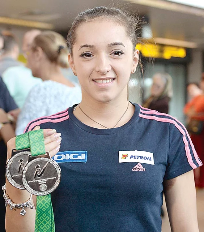 Larisa Iordache, cu cele două medalii de argint cucerite la CMFoto: Mediafax