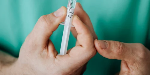 vaccin covid seringa jpeg