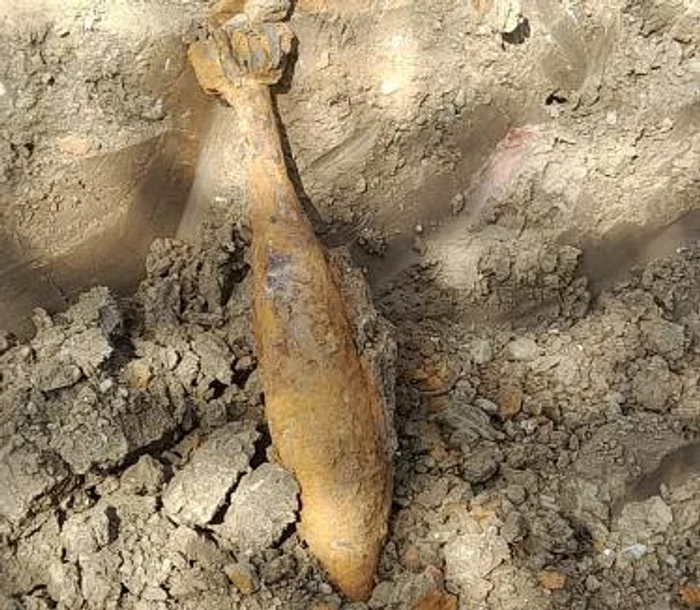 Proiectilul găsit pe o stradă din Oradea. Foto: ISU Crișana