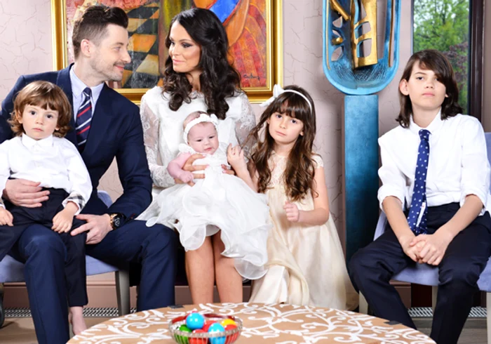 Anca Serea și Adi Sînă au patru copii, David, Sarah - ambii din prima ei căsnicie, Noah și Ava