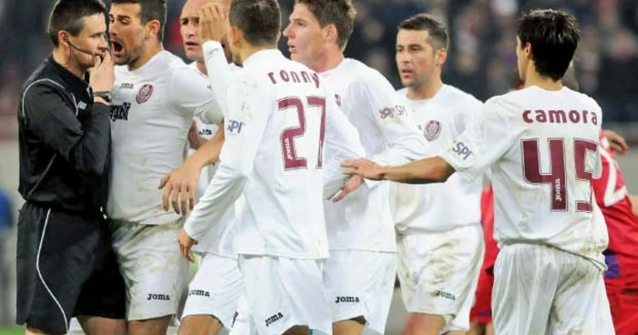 Deşi a dezavantajat Steaua, arbitrul Cristi Balaj (stânga) a reuşit să-i enerveze şi pe jucătorii de la CFR Cluj