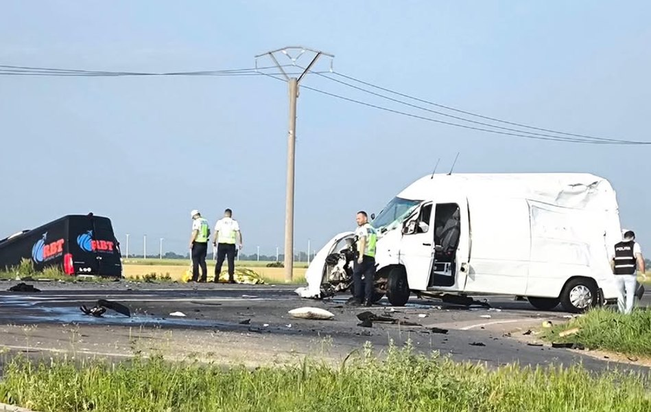Momentul accidentului din Făurei, în care o autoutilitară s-a izbit violent de un microbuz. O persoană a murit, iar alte 12 sunt rănite 