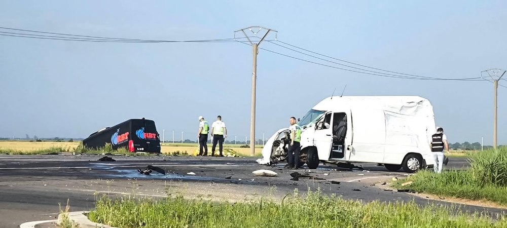  O persoană a murit şi alte13 sunt rănite după ce o autoutilitară şi un microbuz s-au izbit violent