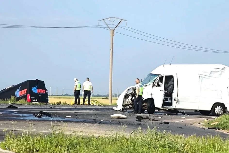 O autoutilitară şi un microbuz au intrat în coliziune. FOTO Facebook ProLiderFM