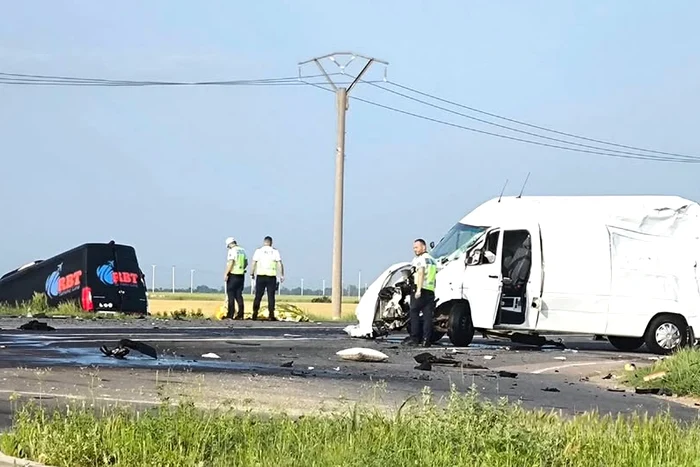O autoutilitară şi un microbuz au intrat în coliziune. FOTO Facebook ProLiderFM