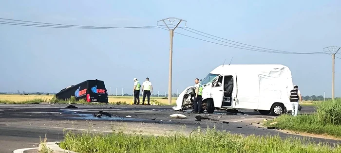 O persoană a murit şi alte13 sunt rănite după ce o autoutilitară şi un microbuz s-au izbit violent