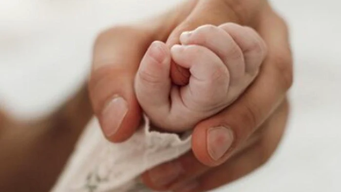 Un bebeluș a murit în timpul unui zbor spre Paris