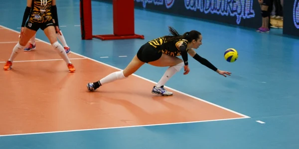 CSM Bucureşti a învins formaţia turcă Trabzon cu scorul de 3-1 în manşa tur a finalei Challenge Cup FOTO David Muntean