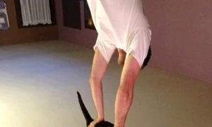 Fotografia a fost de fapt întoarsă cu susul în jos, bărbatul fiind cel care ține pisica pe tavan jpeg