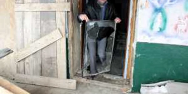 Cristian Breban arată cum i-a fost spartă casa şi uşile de la casă