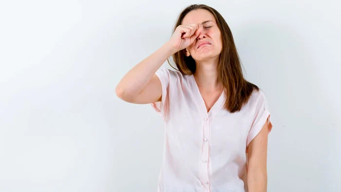 Frecatul la ochi îți poate afecta vederea.