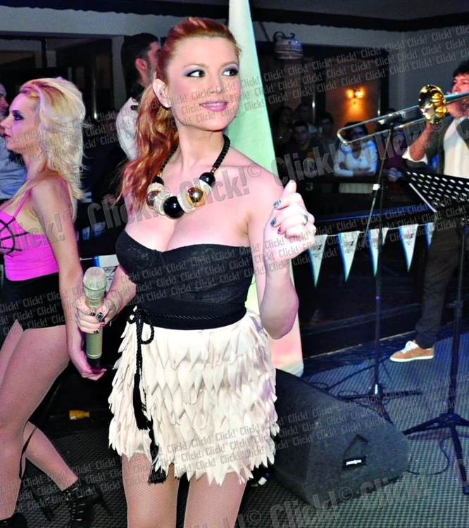 
    Solista se mândreşte  cu abdomenul plat,  ca al unei sportive  