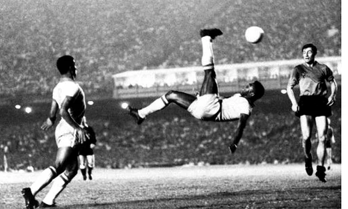 19 noiembrie: Fotbalistul brazilian Pelé marchează cel de al 1000 lea gol jpeg