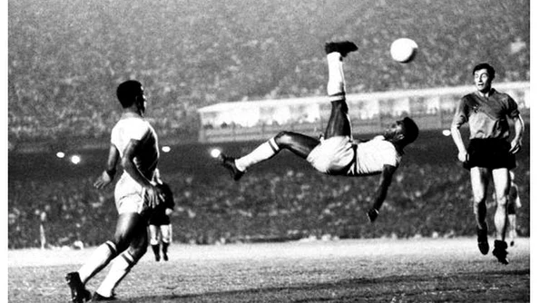 19 noiembrie: Fotbalistul brazilian Pelé marchează cel de al 1000 lea gol jpeg