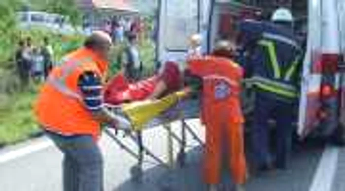 Patru tineri au fost răniţi după ce a plonjat cu un Audi în Valea Căciulata