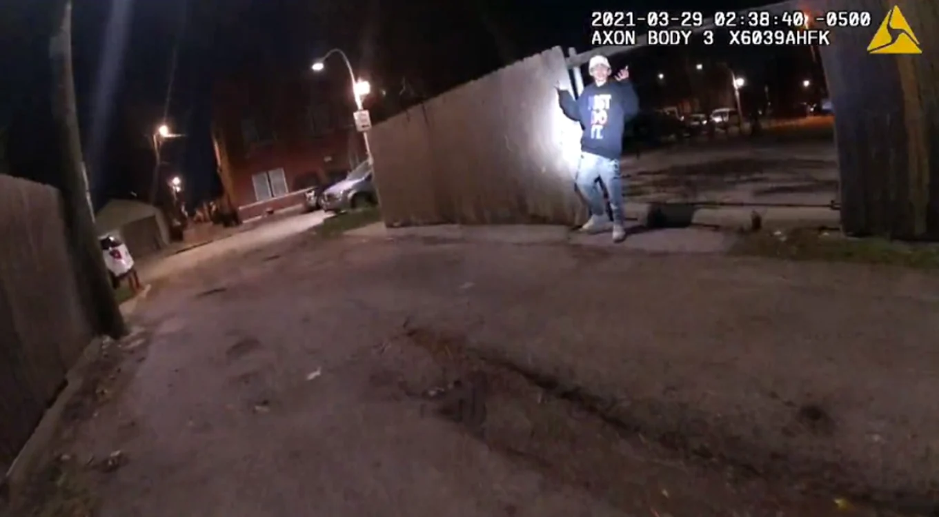 
    Adolescentul a murit la câteva secunde după ce a fost împușcat de polițistSursă foto: Captură video   