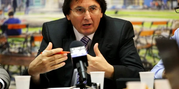 Primarul Nicolae Robu ia la control marii poluatori din Timişoara. FOTO: Sebastian Tătaru