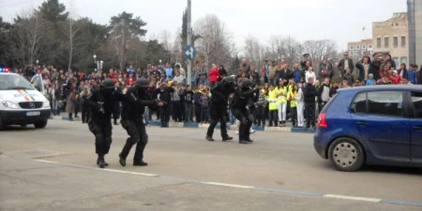 Intervenția mascaților a încântat audiența