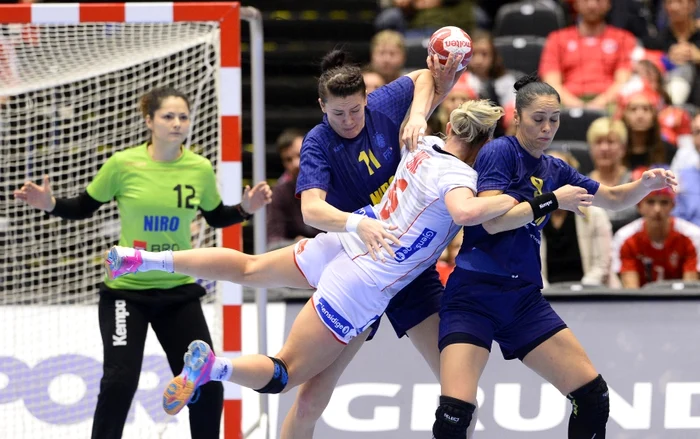 Româncele s-au străduit să blocheze Norvegia, dar echipa nordică a fost extrem de puternicăFoto: AFP