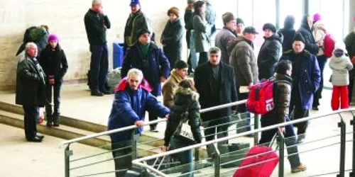 Călătorii sunt nevoiţi să aştepte în picioare sosirea trenurilor în Bănie