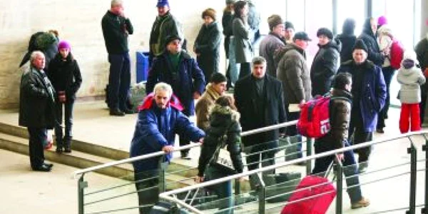 Călătorii sunt nevoiţi să aştepte în picioare sosirea trenurilor în Bănie