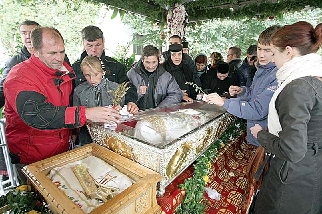 Pelerinii au stat ore întregi la coadă să ajungă la racla sfântă