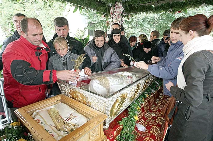 Pelerinii au stat ore întregi la  coadă să ajungă la racla sfântă