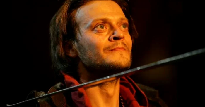 Actorul Daniel Badale, în spectacolul "Eduard al III-lea", la Teatrul Naţional Bucureşti. FOTO tnb.ro
