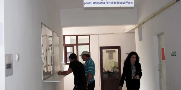Şomerii îşi notează locurile de muncă vacante FOTO