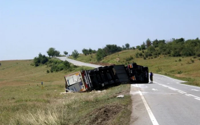 În accident a fost implicat un autocamion. FOTO: Arhivă