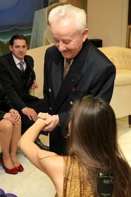 2008 - Momentul în care Ion Columbeanu îi dăruiește Monicăi un ceas valoros
