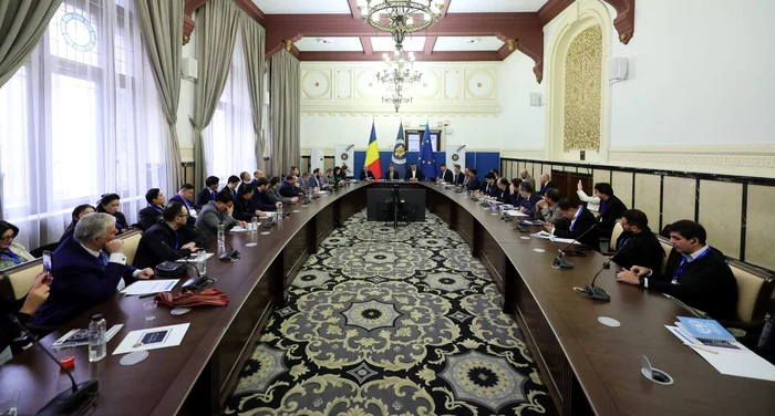 Întâlnirea conducerii AEP cu observatorii internaționali. FOTO AEP