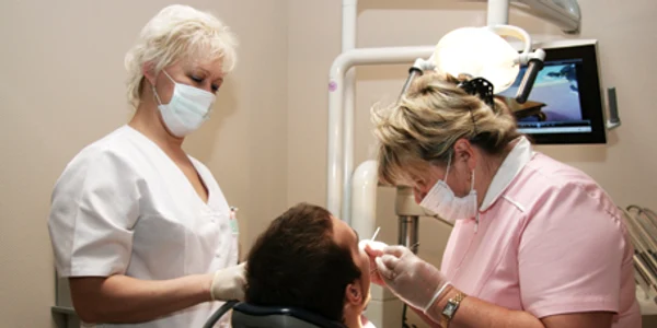 Un pietrean stă pe scaunul dentistului pentru o extracţie care îl va costa cel puţin 200 de lei
