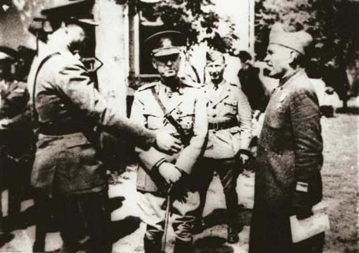 Vizita Regelui Mihai I (stânga) pe Frontul de Est, alături de Ion Antonescu (centru) Foto: Muzeul Militar Naţional