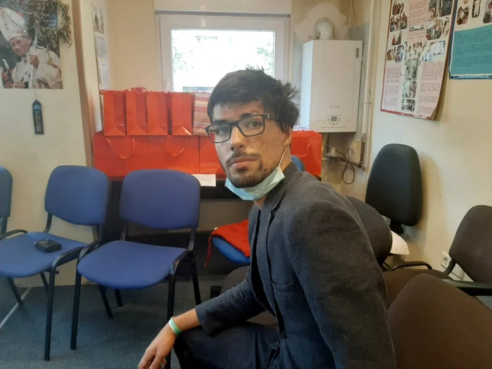 Valentin Fudulu donează pentru cei care sunt acum în situaţia în care era el în urmă cu doi ani FOTO Ioan Buciumar