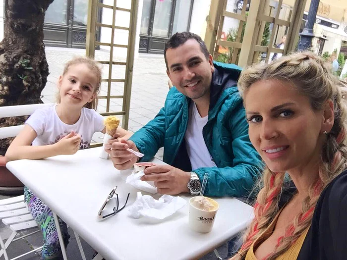 Andreea Bănică și impresarul ei, Lucian Mitrea, formează un cuplu de peste 20 de ani. Cei doi au o fetiță, Sofia (7 ani)