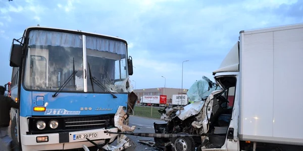Șoferul autoutilitarei a rămas prins între fiare